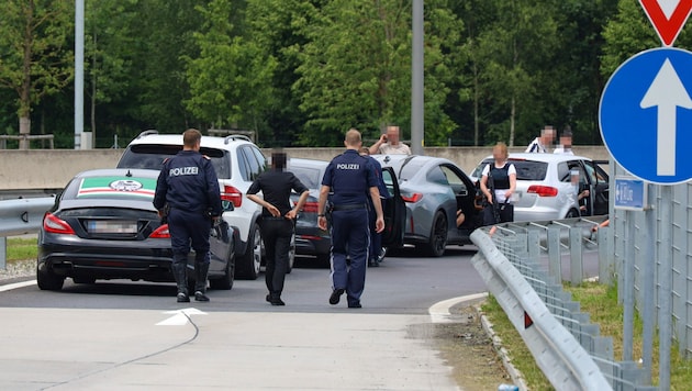 Die Hochzeitsgesellschaft wurde von der Polizei gestoppt und die Autos wurden durchsucht. (Bild: Matthias Lauber/laumat.at, Krone KREATIV)