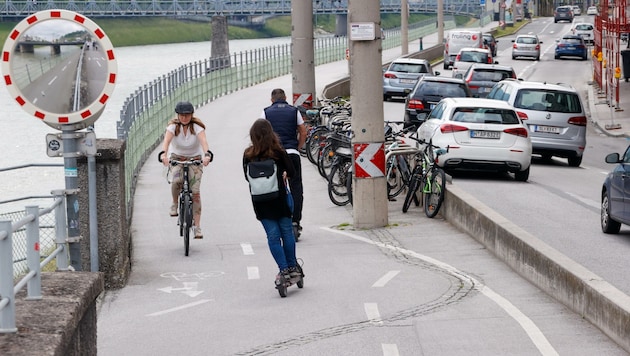 In Fußgängerzonen ist E-Scooter-Fahren verboten - Salzburger sehen aber auch Gefahren auf den Radwegen. (Bild: Tschepp Markus)