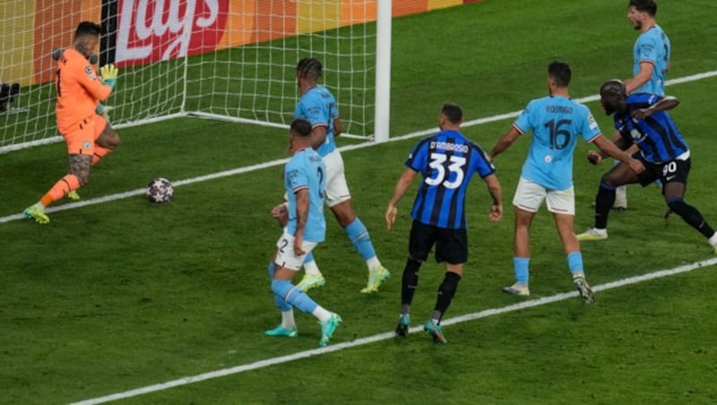 Die Szene des Grauens für Inter-Fans: Romelu Lukaku vergibt aus kürzester Distanz, City-Goalie Ederson wehrt mit dem Fuß ab. (Bild: APA/AFP/BULENT KILIC)