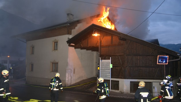 Das Feuer breitete sich auf das Dach und die Fassade aus. (Bild: zeitungsfoto.at)