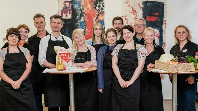 Margit Stolzlechner (rechts im Bild), Geschäftsführerin der Hollerei, kochte die fünf besten Hausmannskost-Einsendungen als vegane bzw. vegetarische Varianten gemeinsam mit den 10 krone.at-Hobbyköchinnen und -köchen. (Bild: Katharina Florian)