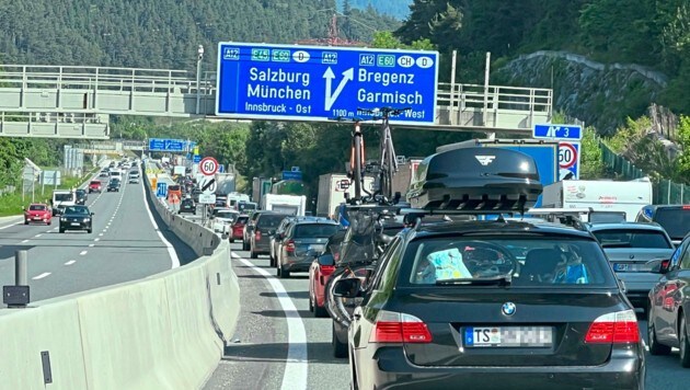 Schon am Samstag herrschte starker Rückreiseverkehr - Staus, wie hier auf der Brennerautobahn vor Innsbruck, inklusive. (Bild: Birbaumer Christof)