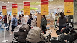 Die baldige Schließung und der Abverkauf sorgten am Freitag österreichweit für einen Kundenandrang in Kika- und Leiner-Filialen. (Bild: APA/CHRISTOPHER ECKL)