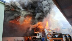 Eine Lagerhalle eines Lkw-Unternehmens stand in Flammen (Bild: Bernhard Plasounig)