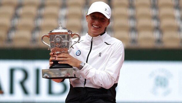 Iga Swiatek can still hope to win her third title. (Bild: APA/AFP/Thomas SAMSON)