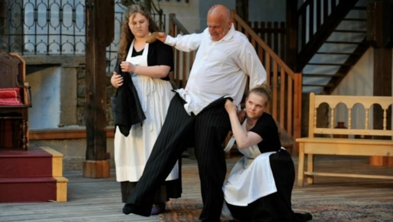Fritz Egger als Dorfrichter, Julia Humer, Corinna Pum als Zimmermädchen (Bild: Walter Huemer)