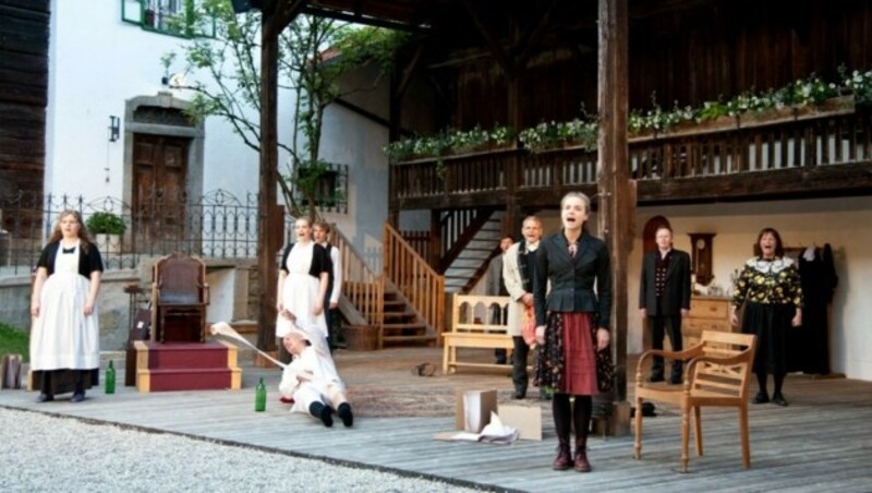Das Ensemble, im Vordergrund Miriam Fussenegger (Bild: Walter Huemer)