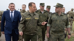 Russlands Ex-Präsident Dmitri Medwedew bei einer Truppenübung (Bild: APA/AFP/SPUTNIK/Yekaterina SHTUKINA)