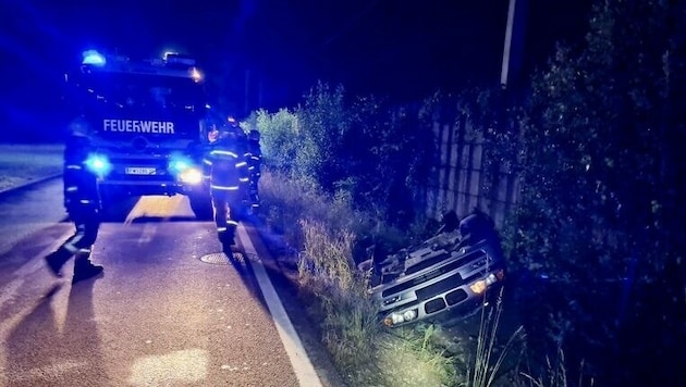 Feuerwehr in St. Johann barg den schwer beschädigten BMW (Bild: FF St. Johann/Pongau)