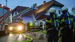 100 Feuerwehr-Kräfte waren beim Brand Samstagabend in Paldau gefordert. (Bild: FF Paldau)