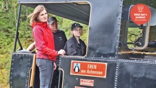 Junto con Bernhard Fohringer, Jacqueline Lechner realizó uno de sus primeros viajes como conductora de tren al lago Achensee.  (Imagen: Birbaumer Christof, Krone KREATIV)
