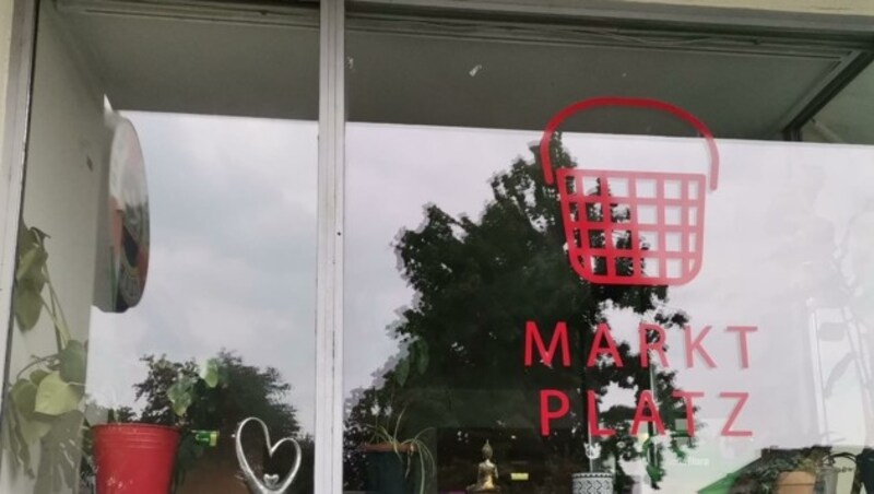 Im Marktplatz können abgelaufene Lebensmittel oder Kosmetika gegen eine kleine Spende mitgenommen werden. Denn Abgelaufen heißt nicht gleich: Nicht mehr gut. (Bild: Andrea Roschek)