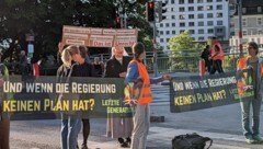 Um 7 Uhr erfolgte der Auftakt der Protestwelle in Innsbruck im Kreuzungsbereich Haller Straße/Anton-Rauch-Straße. (Bild: Letzte Generation Österreich)