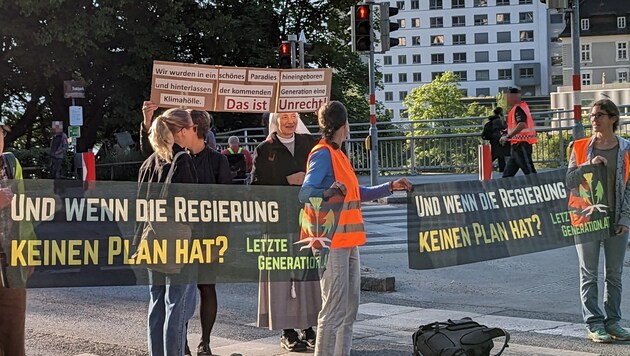 Um 7 Uhr erfolgte der Auftakt der Protestwelle in Innsbruck im Kreuzungsbereich Haller Straße/Anton-Rauch-Straße. (Bild: Letzte Generation Österreich)