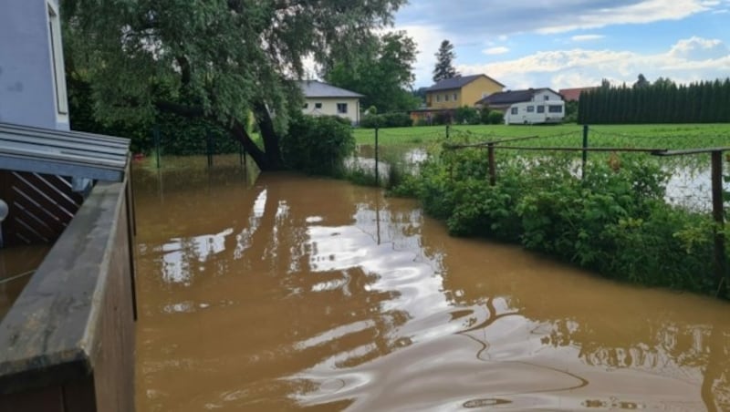 Am Weidenweg in Gössendorf standen Gärten, Keller und Straßen völlig unter Wasser (Bild: FF Gössendorf)