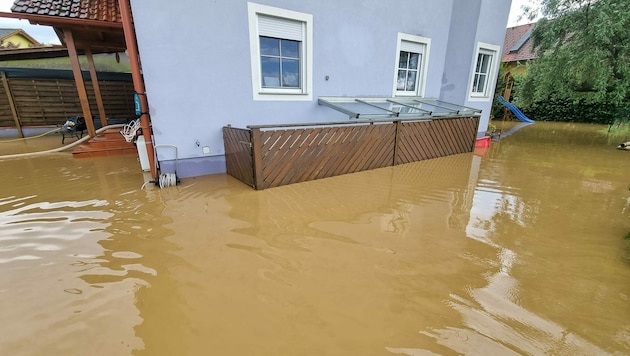 Besonders Gössendorf, Raaba-Grambach und in Thondorf hat es getroffen: Häuser standen komplett unter Wasser. (Bild: FF Thondorf)