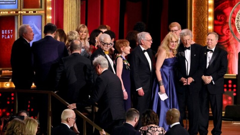 Sonia Friedman und Tom Stoppard nehmen bei den 76. Tony Awards den Preis für das beste neue Stück für „Leopoldstadt“ entgegen. (Bild: APA/Getty Images via AFP/GETTY IMAGES/Theo Wargo)