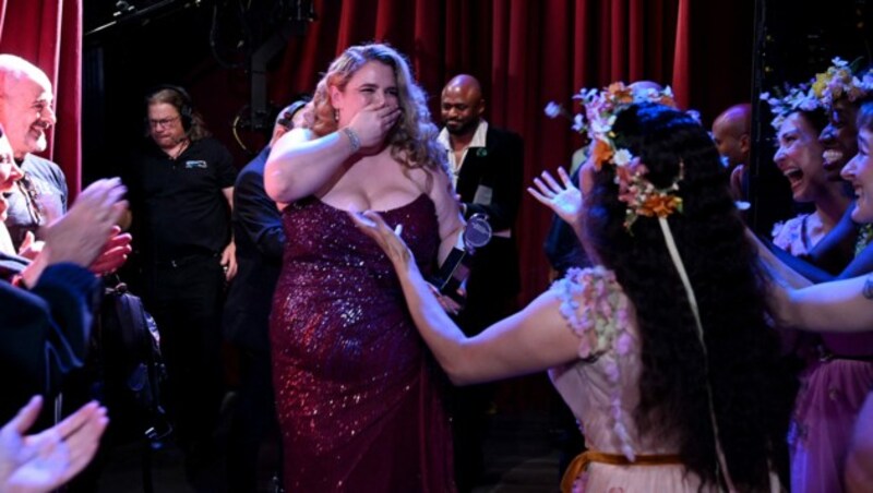 Bonnie Milligan, Gewinnerin des Preises für die beste Hauptdarstellerin in einem Musical für "Kimberly Akimbo, jubelt über ihren Preis. (Bild: APA/Getty Images via AFP/GETTY IMAGES/Jenny Anderson)