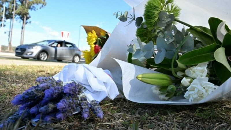 Blumen am Unglücksort (Bild: AFP)