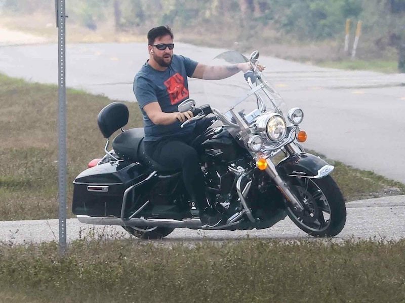 Er scheint sein Leben in Florida zu genießen. Sorglos wirkend fährt er sein protziges Motorrad aus und lässt sich seinen Schuldenberg nicht ankennen. (Bild: www.PPS.at)