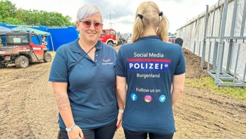 Nina (li.) und Kollegin Lena informierten auf den Webseiten der Polizei direkt vom Geschehen. (Bild: Christian Schulter)