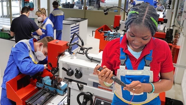 Bei der Arbeit kommt es bei Flavia auch auf Genauigkeit an. (Bild: ÖBB/Buesra Aspir-Kayaoenue)