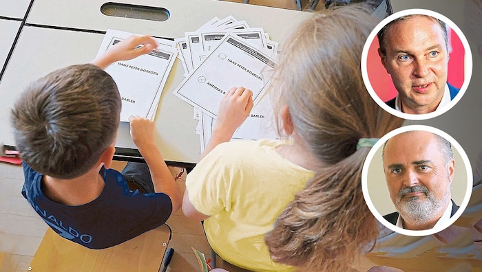 Zwei der Volksschüler beim Auszählen der Stimmen