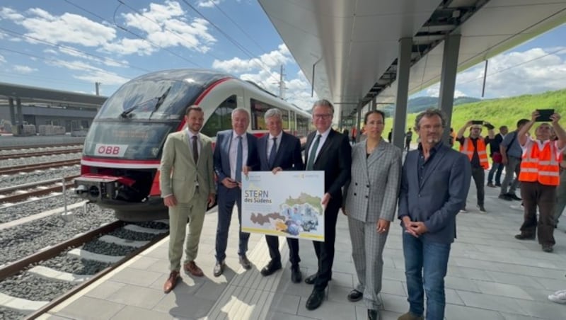 Stefan Salzmann (BGM St. Paul im Lavanttal), Anton Lang (LH-Stv. und Verkehrslandesrat Steiermark), Peter Kaiser (Landeshauptmann Kärnten), Christopher Drexler (Landeshauptmann Steiermark), Judith Engel (Vorständin ÖBB-Infrastruktur AG), Klaus Schneider (Projektleiter ÖBB-Infrastruktur AG) (Bild: Wallner Hannes)