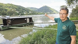 Pensionist Wilhelm Burian vor seiner Fischerhütte an der Donau. Im Hintergrund soll die Seilbahn verlaufen. (Bild: Groh Klemens)