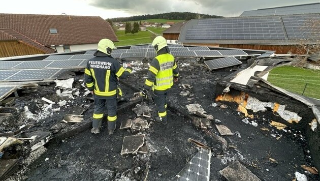 Ende April brannte die Photovoltaik-Anlage auf einem Wohnhaus in Windhaag. (Bild: FF Windhaag)