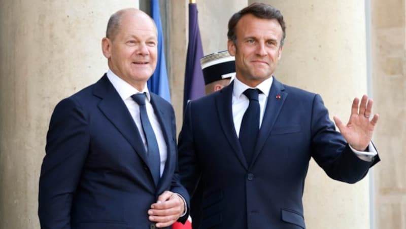 Der deutsche Kanzler Olaf Scholz (links) und Frankreichs Präsident Emmanuel Macron (rechts) bei dem Treffen in Paris. (Bild: APA/AFP/Ludovic MARIN)