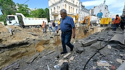 Laut dem ukrainischen Präsidenten Wolodymyr Selenskyj setzt Russland „seinen Krieg gegen Wohnhäuser, gewöhnliche Städte und Leute“ fort. Auf dem Bild: Die ukrainische Stadt Charkiw nach einem Raketenangriff. (Bild: APA/AFP/SERGEY BOBOK)