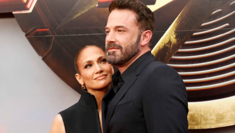 Jennifer Lopez himmelt Ben Affleck bei der „The Flash“-Premiere an. (Bild: APA/AFP/Michael Tran)