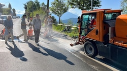 Ein Mitarbeiter des Straßendienstes ging in der Karl-Innerebner-Straße seiner Arbeit nach. (Bild: zeitungsfoto.at)