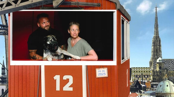 Bei einer Fahrt im Wiener Riesenrad erklärt Georg Resch „Krone“ Redakteurin Kathi Lattermann, ...