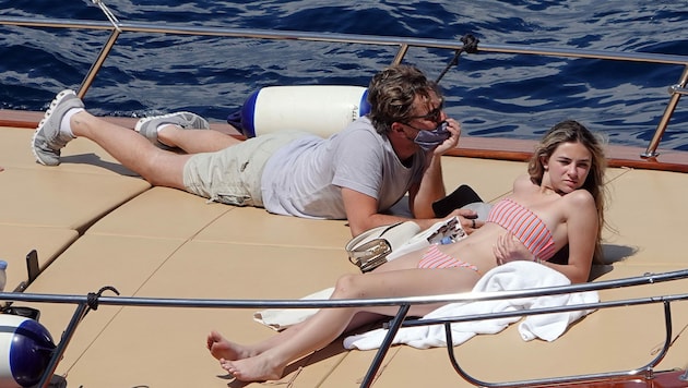 Leonardo DiCaprio lässt auf Capri die Seele baumeln. Aber wer ist die junge Frau, die ihm Gesellschaft leistet? (Bild: ugpix)