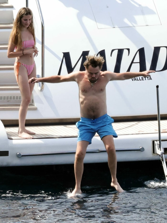 Fast wär’s ein Bauchfleck geworden, Leo! DiCaprio und seine Nichte Normandie amüsieren sich.