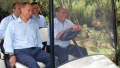 Putin auf Urlaub bei Berlusconi auf Sardinien: Seine Villa wird jetzt vererbt. (Bild: Presidential Press Service / EPA / picturedesk.com)