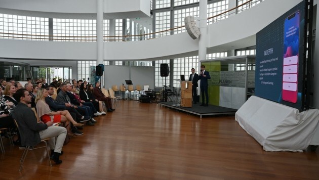 Los dos estudiantes presentaron sus resultados en Salzburg Energie AG.  El público estaba muy entusiasmado.  (Imagen: zVg)