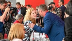 Eva-Maria Holzleitner mit Andreas Babler am Bundesparteitag in Linz: wer hat hier von wem Zuspruch bekommen in dieser Situation? (Bild: © Harald Dostal / 2023)