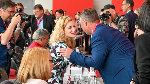 Eva-Maria Holzleitner mit Andreas Babler am Bundesparteitag in Linz: wer hat hier von wem Zuspruch bekommen in dieser Situation? (Bild: © Harald Dostal / 2023)