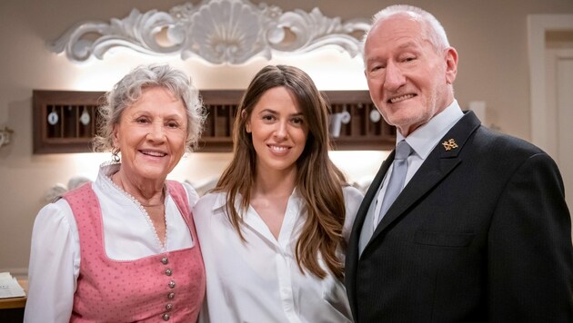 v.l.n.r.: Antje Hagen, Vanesa Mai und Sepp Schauer (Bild: ARD/Christof Arnold)