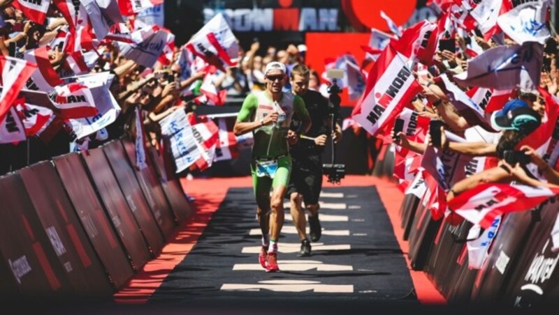 Lief 2022 als Sieger ins Ironman-Ziel: Ivan Tutukin. (Bild: GEPA pictures/ Daniel Goetzhaber)