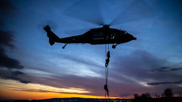 Jagdkommando-Soldaten seilen sich aus einem Black Hawk Helikopter ab. (Bild: Imre Antal)