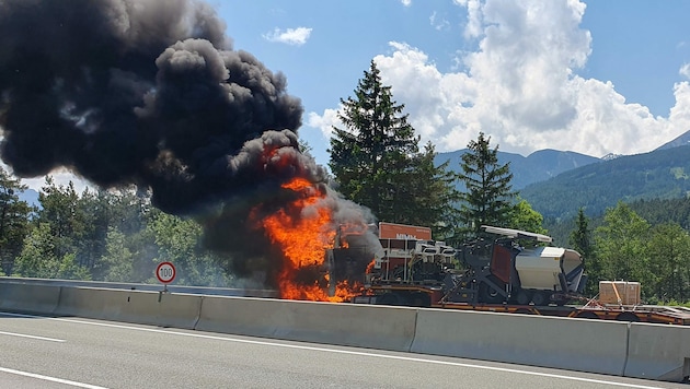 Der Lkw brannte lichterloh. (Bild: zeitungsfoto.at)