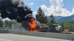 Der Lkw brannte lichterloh. (Bild: zeitungsfoto.at)