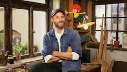 Florian Eder (Florian Brückner) mit Pumuckl (Bild: Foto: RTL / Boris Breuer)