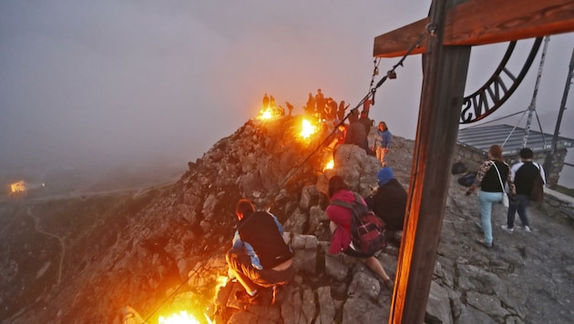 Faszination Bergfeuer auf der Nordkette: Wenn die Dämmerung hereinbricht und die Feuer ihre Wirkung entfalten, entsteht eine besondere Stimmung. (Bild: Christof Birbaumer)