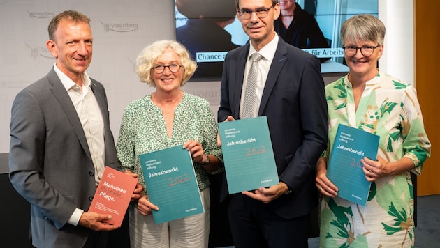 AMS-Chef Bernhard Bereuter, Landesrätin Katharina Wiesflecker, Landeshauptmann Markus Wallner und Reingard Feßler, Leiterin der Implacement-Stiftung Connexia (v.l.). (Bild: FOTO_SERRA)