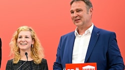 Eva-Maria Holzleitner und Parteichef Andreas Babler (Bild: APA/HELMUT FOHRINGER)